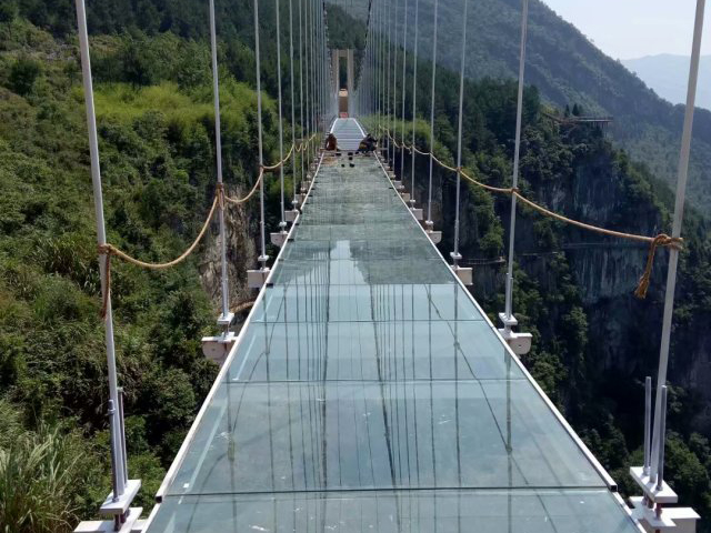 玻璃吊橋