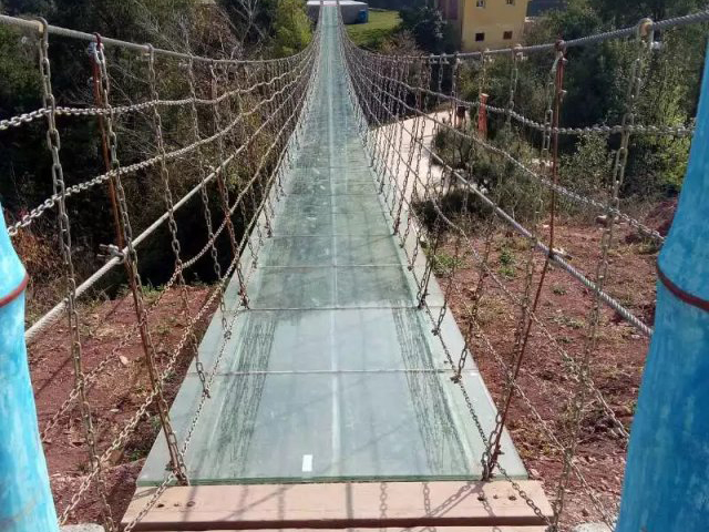 玻璃吊橋